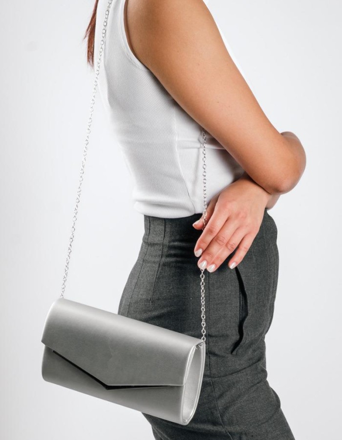 Βραδινό τσαντάκι clutch με μεταλλική λεπτομέρεια και λεπτή αλυσίδα ΑΣΗΜΙ