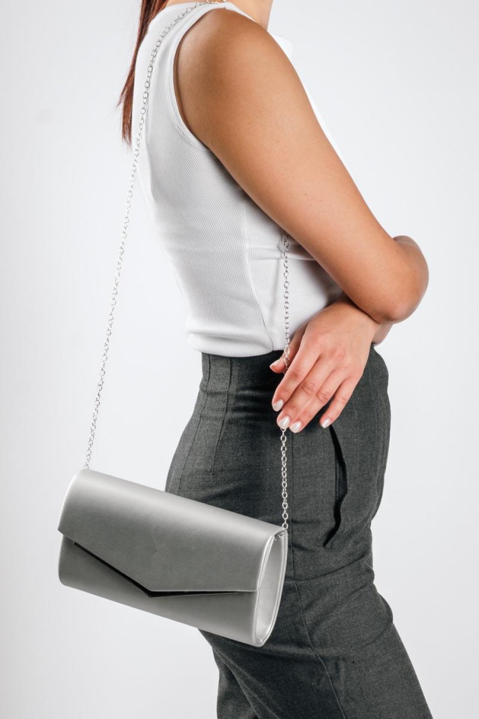 Βραδινό τσαντάκι clutch με μεταλλική λεπτομέρεια και λεπτή αλυσίδα ΑΣΗΜΙ