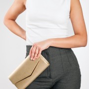 Βραδινό τσαντάκι clutch με μεταλλική λεπτομέρεια και λεπτή αλυσίδα ΧΡΥΣΟ Βραδινό τσαντάκι clutch με μεταλλική λεπτομέρεια και λεπτή αλυσίδα ΧΡΥΣΟ