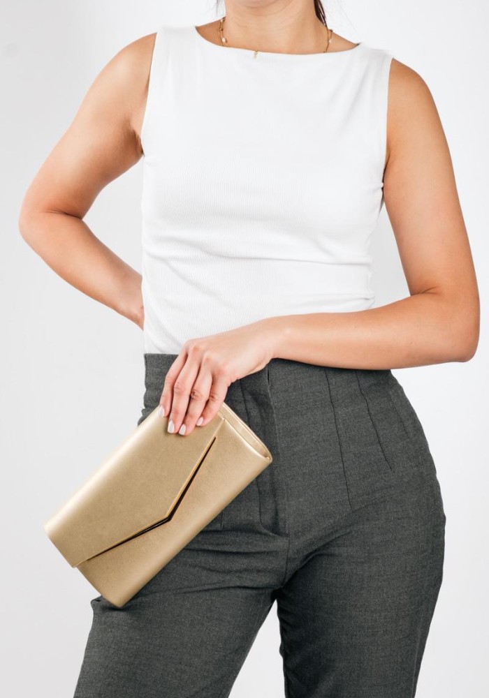 Βραδινό τσαντάκι clutch με μεταλλική λεπτομέρεια και λεπτή αλυσίδα ΧΡΥΣΟ