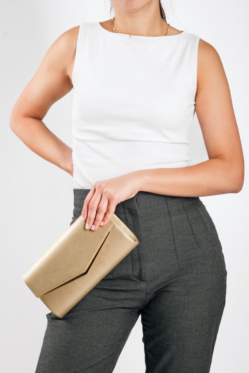 Βραδινό τσαντάκι clutch με μεταλλική λεπτομέρεια και λεπτή αλυσίδα ΧΡΥΣΟ