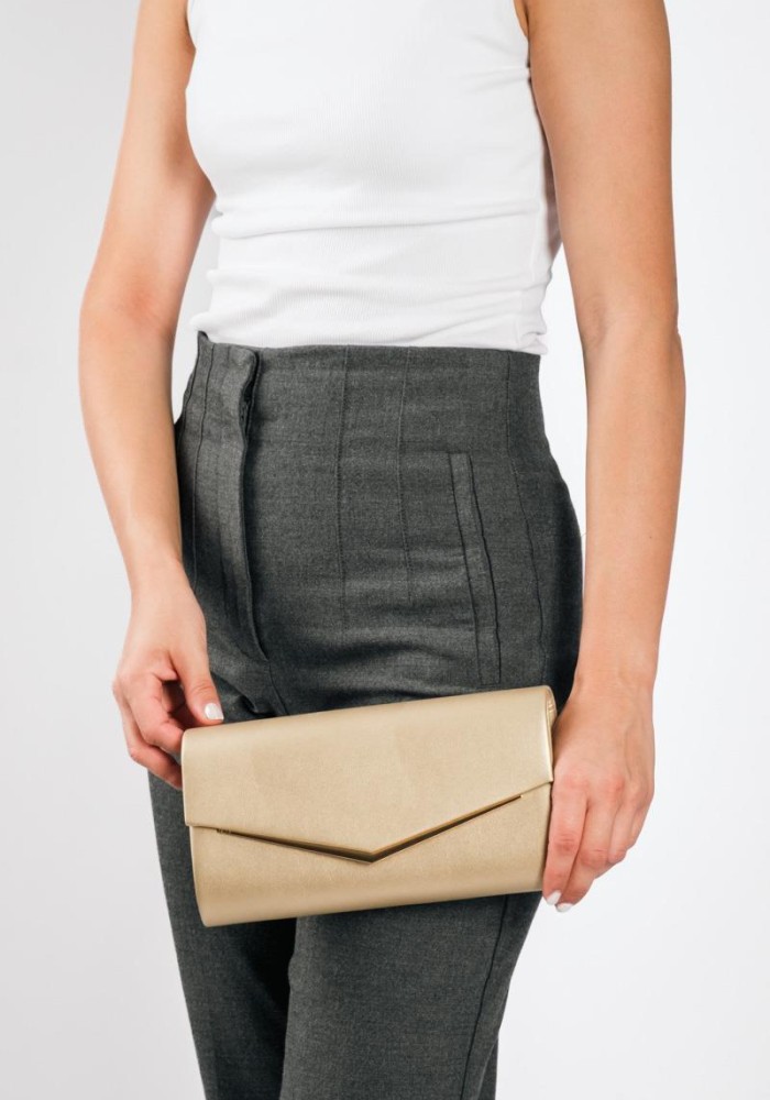 Βραδινό τσαντάκι clutch με μεταλλική λεπτομέρεια και λεπτή αλυσίδα ΧΡΥΣΟ