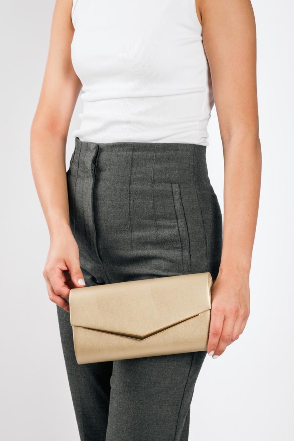 Βραδινό τσαντάκι clutch με μεταλλική λεπτομέρεια και λεπτή αλυσίδα ΧΡΥΣΟ