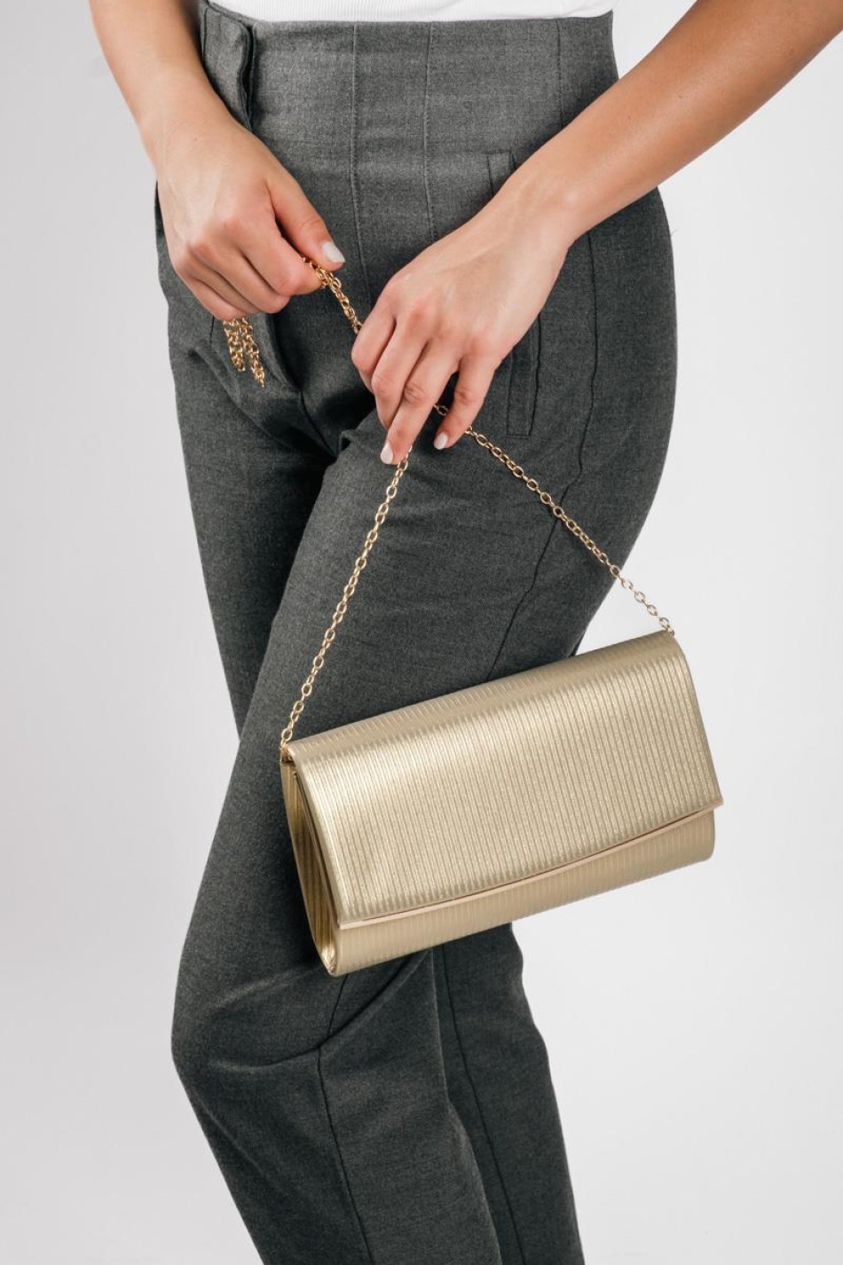 Βραδινό τσαντάκι clutch με λεπτή αλυσίδα ΧΡΥΣΟ