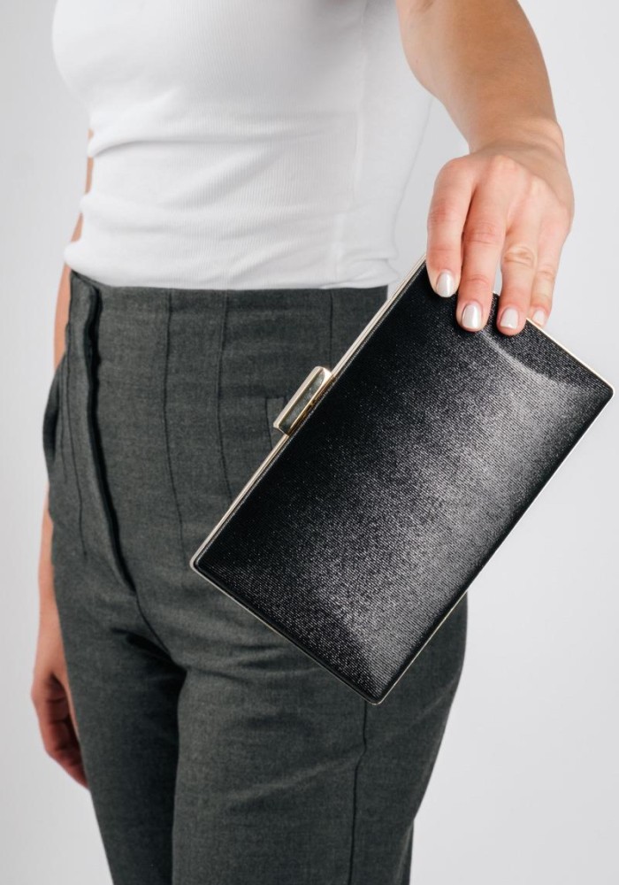 Βραδινό clutch με μεταλλική υφή και λεπτή αλυσίδα ΜΑΥΡΟ