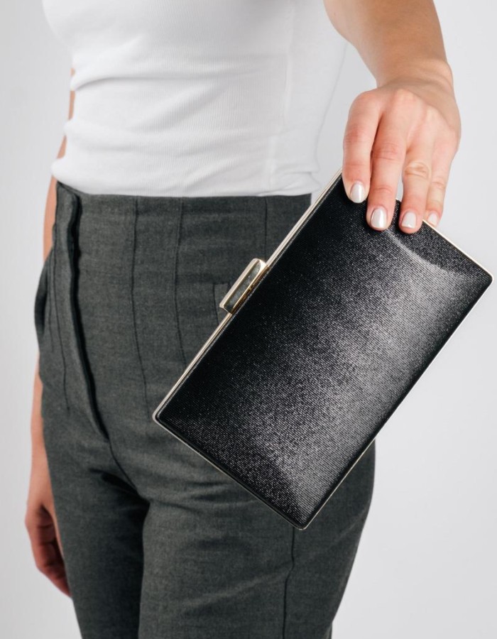 Βραδινό clutch με μεταλλική υφή και λεπτή αλυσίδα ΜΑΥΡΟ