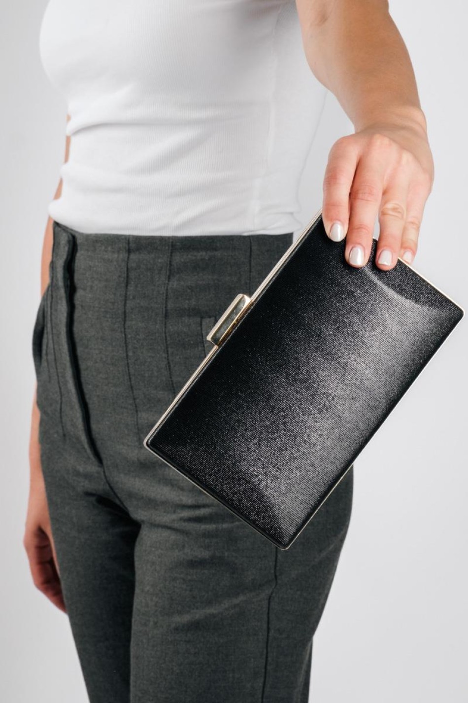 Βραδινό clutch με μεταλλική υφή και λεπτή αλυσίδα ΜΑΥΡΟ