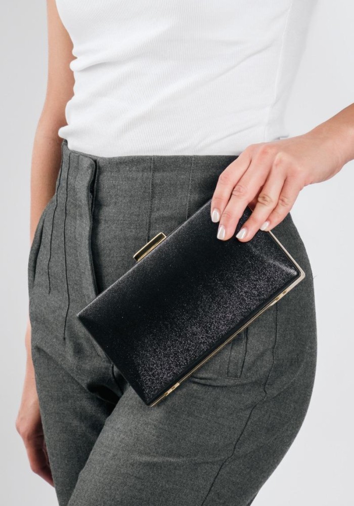 Βραδινό clutch με μεταλλική υφή και λεπτή αλυσίδα ΜΑΥΡΟ
