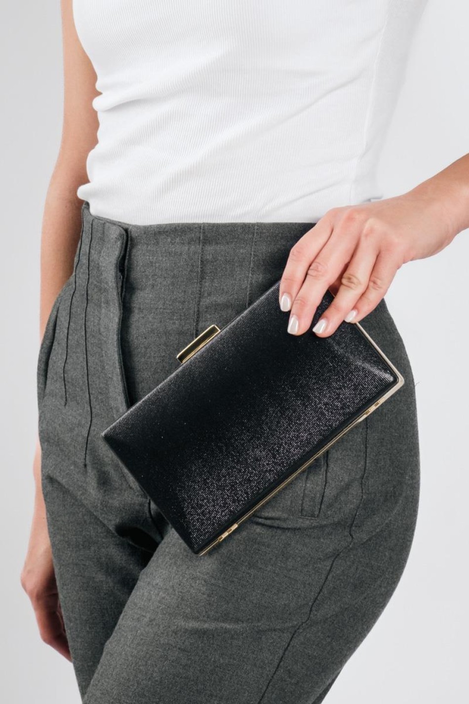 Βραδινό clutch με μεταλλική υφή και λεπτή αλυσίδα ΜΑΥΡΟ