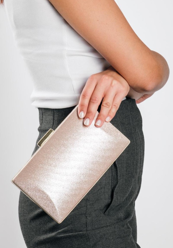 Βραδινό clutch με μεταλλική υφή και λεπτή αλυσίδα ΜΠΡΟΝΖΕ