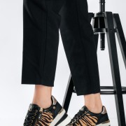 XTI Γυναικεία casual sneaker με φερμουάρ ZEBRA XTI Γυναικεία casual sneaker με φερμουάρ ZEBRA