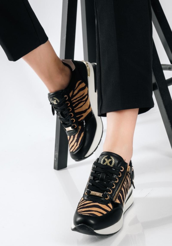 XTI Γυναικεία casual sneaker με φερμουάρ ZEBRA