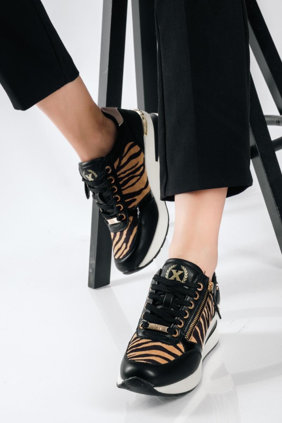 XTI Γυναικεία casual sneaker με φερμουάρ ZEBRA