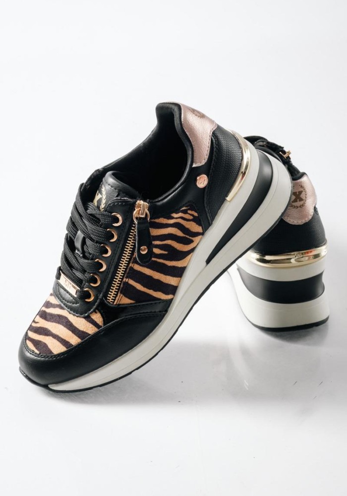 XTI Γυναικεία casual sneaker με φερμουάρ ZEBRA