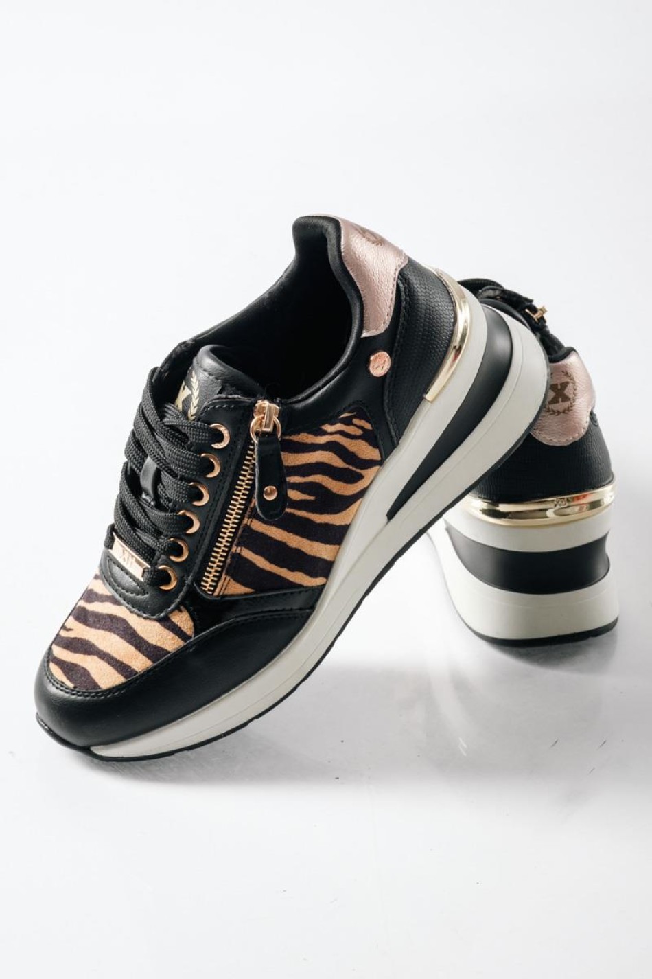 XTI Γυναικεία casual sneaker με φερμουάρ ZEBRA