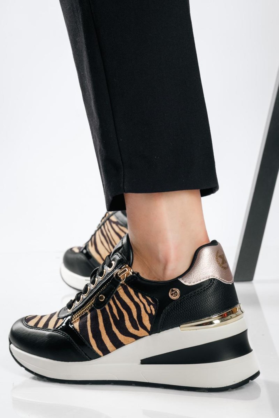 XTI Γυναικεία casual sneaker με φερμουάρ ZEBRA XTI Γυναικεία casual sneaker με φερμουάρ ZEBRA