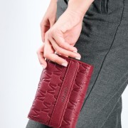 Πορτοφόλι μικρό αναδιπλούμενο με ανάγλυφο σχέδιο εξωτερικά ΜΠΟΡΝΤΩ