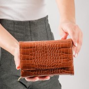 Πορτοφόλι αναδιπλούμενο με κρυφό κούμπωμα και κροκό υφή ΚΑΦΕ Πορτοφόλι αναδιπλούμενο με κρυφό κούμπωμα και κροκό υφή ΚΑΦΕ