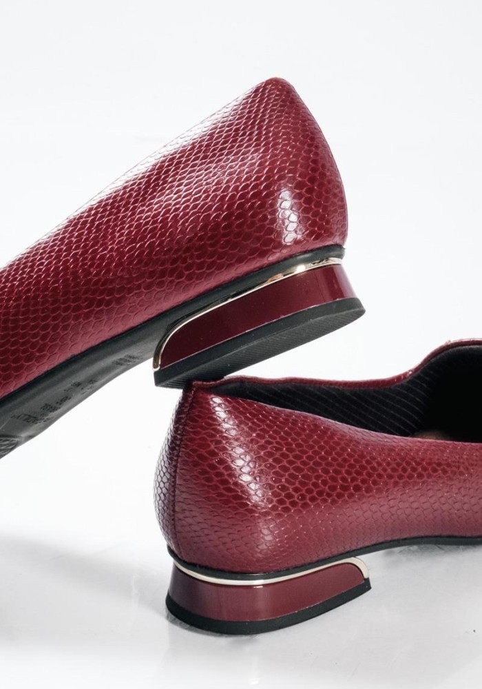 PICCADILLY μυτερές χαμηλές γόβες με snake skin υφή και χαμηλό τακούνι ΜΠΟΡΝΤΩ