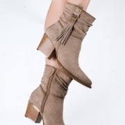 XTI suede western μποτάκια με διακοσμητικά κρόσσια ΜΠΕΖ XTI suede western μποτάκια με διακοσμητικά κρόσσια ΜΠΕΖ