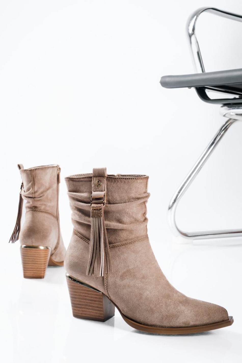 XTI suede western μποτάκια με διακοσμητικά κρόσσια ΜΠΕΖ XTI suede western μποτάκια με διακοσμητικά κρόσσια ΜΠΕΖ