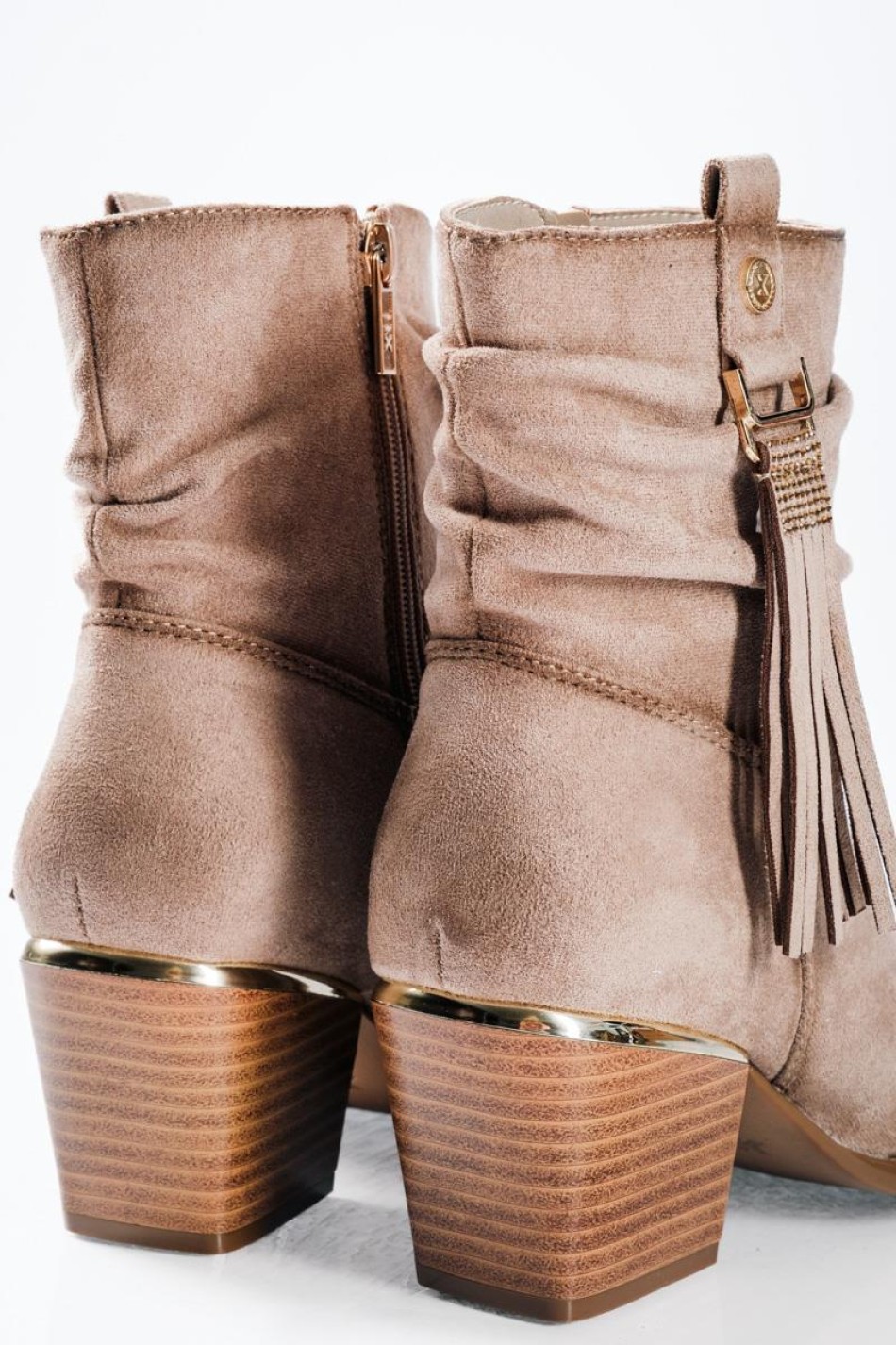 XTI suede western μποτάκια με διακοσμητικά κρόσσια ΜΠΕΖ XTI suede western μποτάκια με διακοσμητικά κρόσσια ΜΠΕΖ
