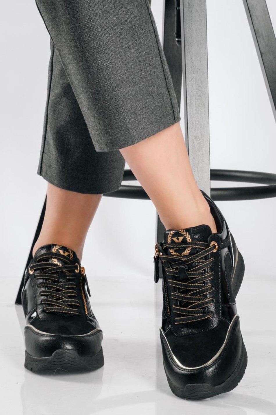 XTI Casual sneakers με πλατφόρμα και φερμουάρ ΜΑΥΡΟ