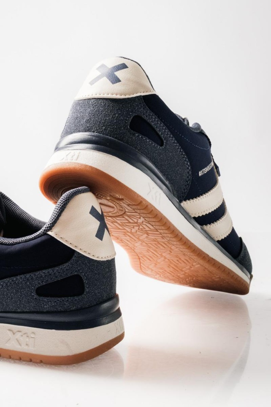 XTI Ανδρικά sneakers με ρίγες στο πλάι και λευκές λεπτομέρειες ΜΠΛΕ