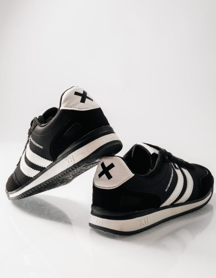 XTI Ανδρικά sneakers με ρίγες στο πλάι και λευκές λεπτομέρειες ΜΑΥΡΟ