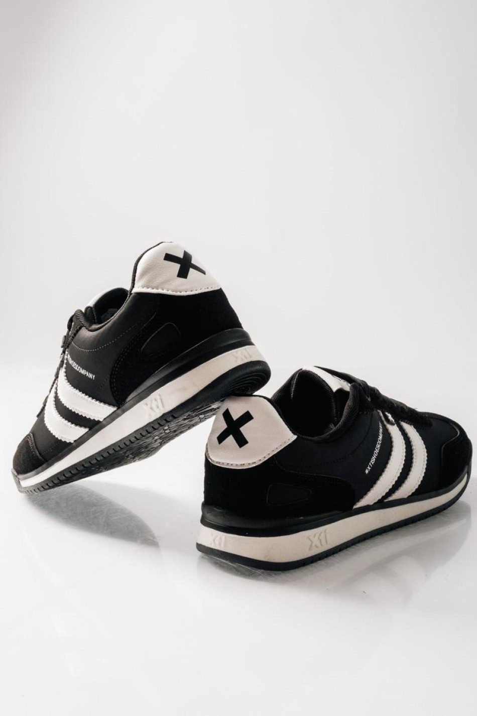XTI Ανδρικά sneakers με ρίγες στο πλάι και λευκές λεπτομέρειες ΜΑΥΡΟ