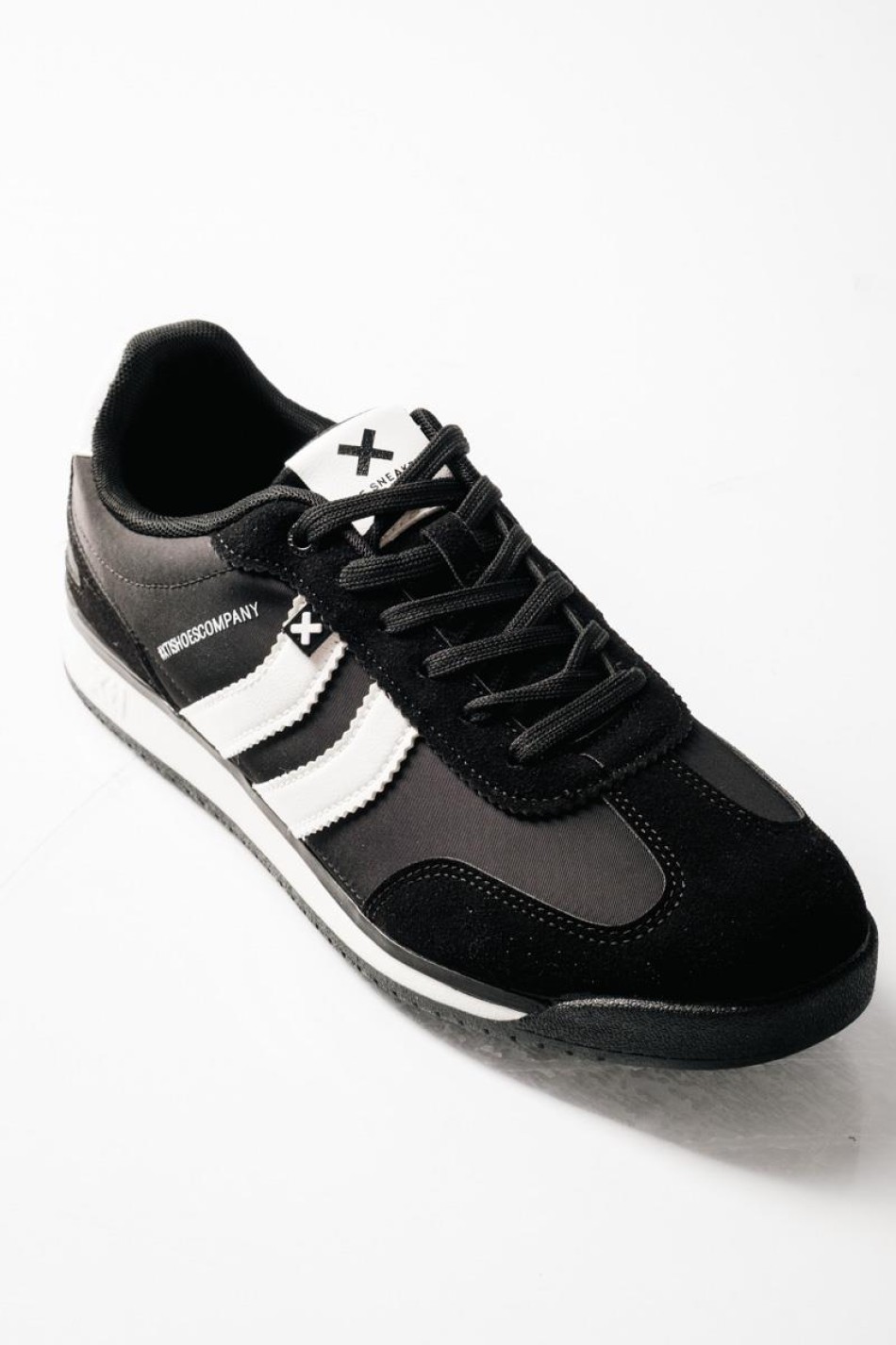XTI Ανδρικά sneakers με ρίγες στο πλάι και λευκές λεπτομέρειες ΜΑΥΡΟ