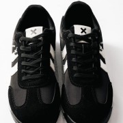 XTI Ανδρικά sneakers με ρίγες στο πλάι και λευκές λεπτομέρειες ΜΑΥΡΟ
