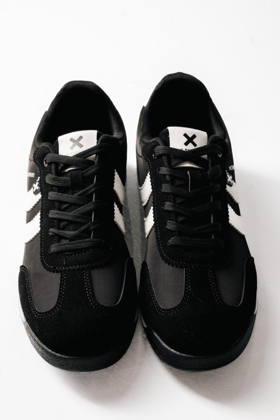 XTI Ανδρικά sneakers με ρίγες στο πλάι και λευκές λεπτομέρειες ΜΑΥΡΟ