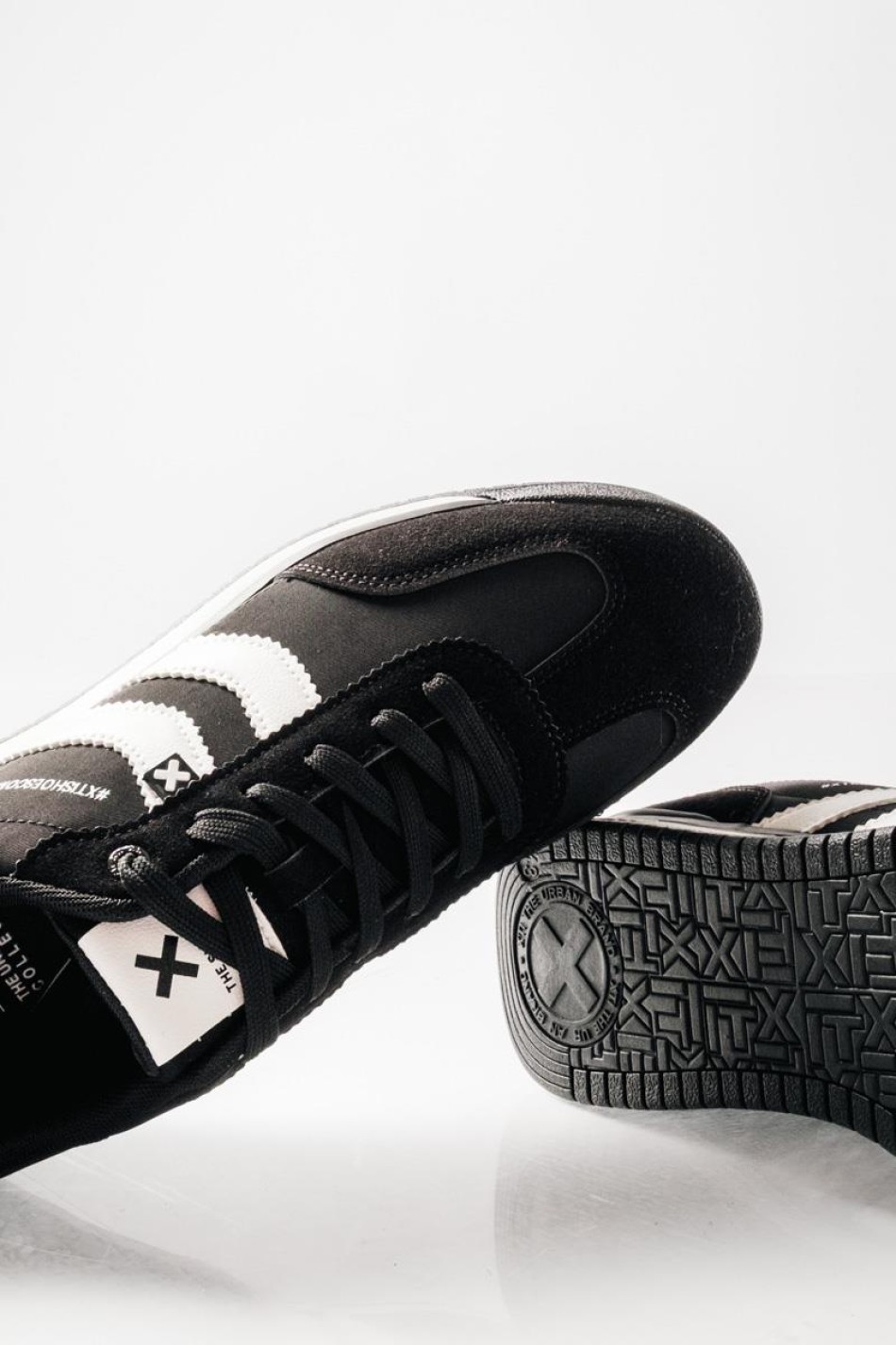 XTI Ανδρικά sneakers με ρίγες στο πλάι και λευκές λεπτομέρειες ΜΑΥΡΟ