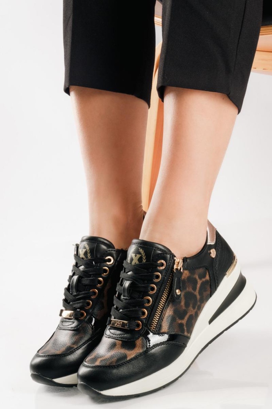 XTI animal-print sneakers πλατφόρμα με χρυσές λεπτομέρειες ΛΕΟΠΑΡ