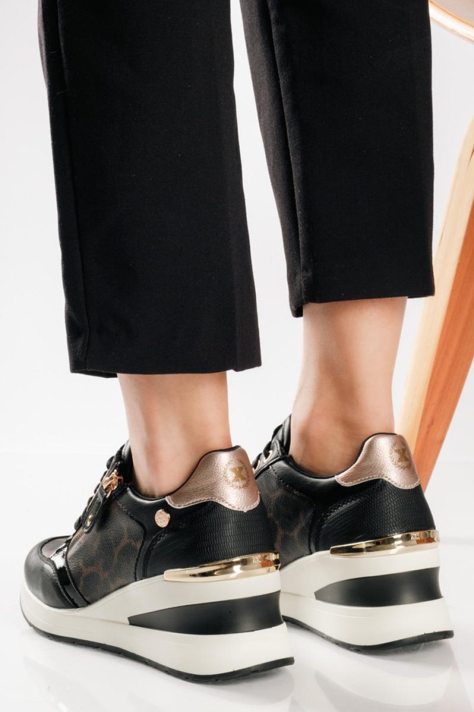 XTI animal-print sneakers πλατφόρμα με χρυσές λεπτομέρειες ΛΕΟΠΑΡ