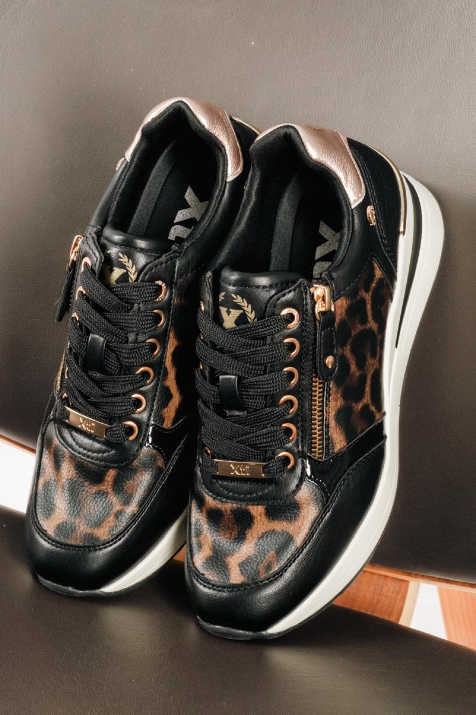 XTI animal-print sneakers πλατφόρμα με χρυσές λεπτομέρειες ΛΕΟΠΑΡ