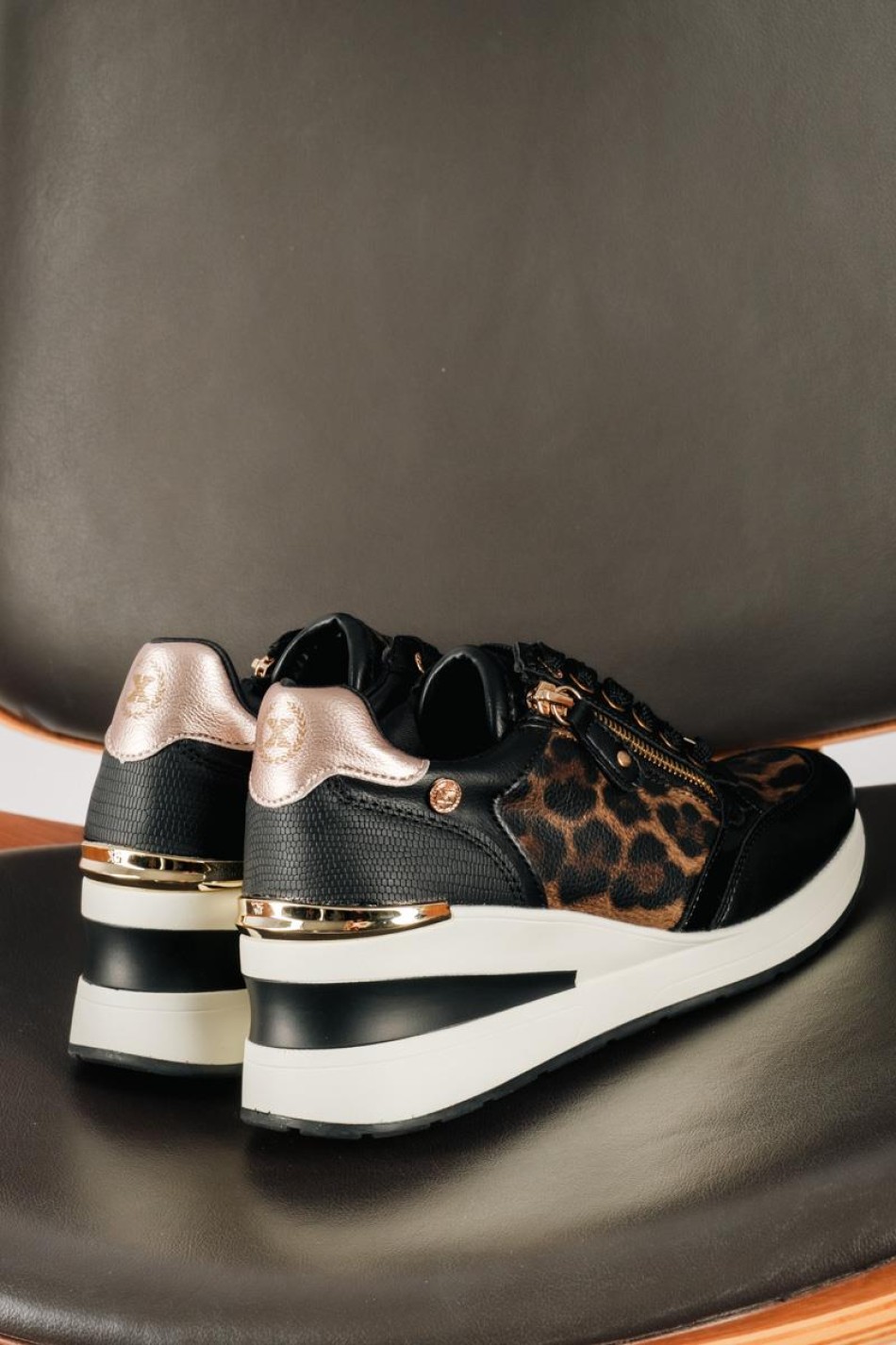 XTI animal-print sneakers πλατφόρμα με χρυσές λεπτομέρειες ΛΕΟΠΑΡ