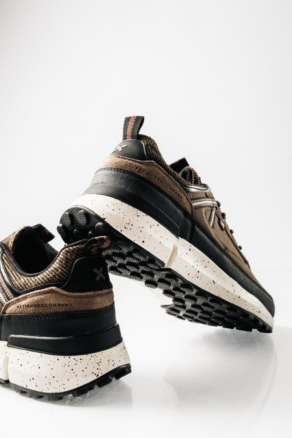 XTI ανδρικό sneaker με συνδυασμό υλικών και urban στυλ ΚΑΦΕ