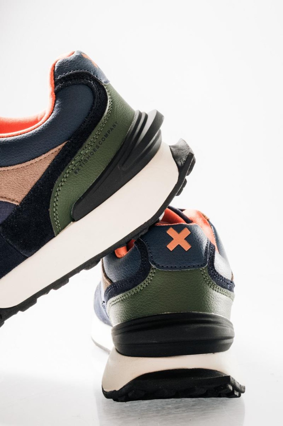 XTI Casual suede and mesh sneakers με συνδυσμό χρωμάτων ΜΠΛΕ
