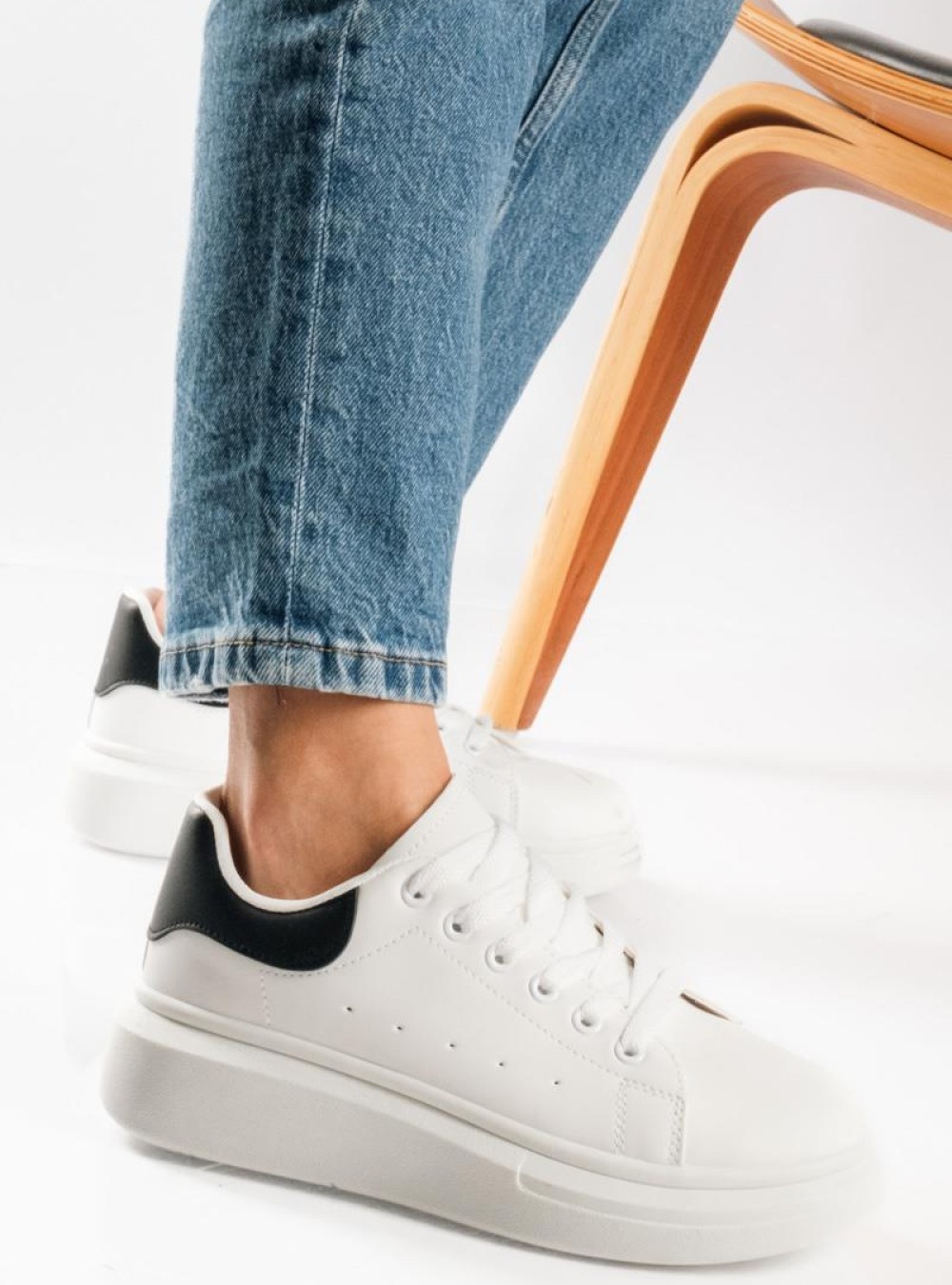 Δίσολα sneakers λευκά με μαύρη λεπτομέρεια στη φτέρνα ΑΣΠΡΟ/ΜΑΥΡΟ Δίσολα sneakers λευκά με μαύρη λεπτομέρεια στη φτέρνα ΑΣΠΡΟ/ΜΑΥΡΟ