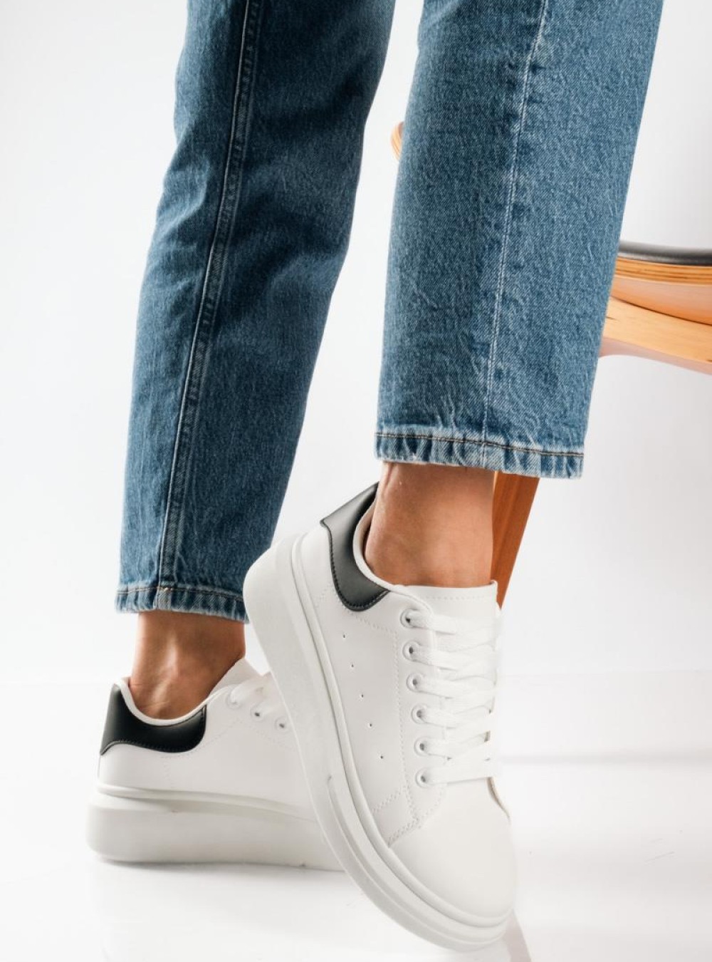 Δίσολα sneakers λευκά με μαύρη λεπτομέρεια στη φτέρνα ΑΣΠΡΟ/ΜΑΥΡΟ Δίσολα sneakers λευκά με μαύρη λεπτομέρεια στη φτέρνα ΑΣΠΡΟ/ΜΑΥΡΟ