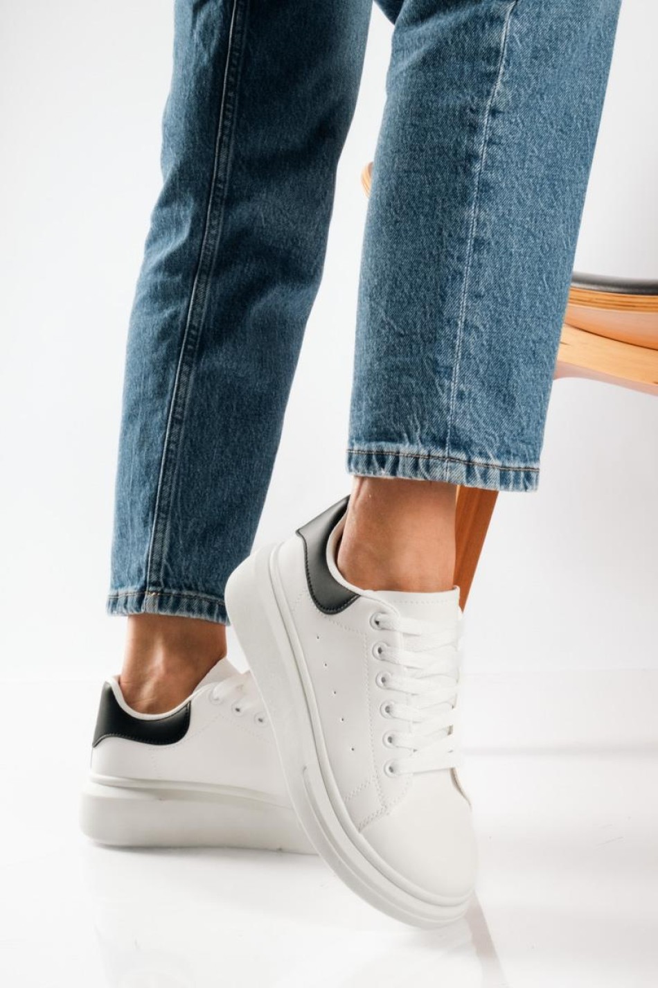 Δίσολα sneakers λευκά με μαύρη λεπτομέρεια στη φτέρνα ΑΣΠΡΟ/ΜΑΥΡΟ Δίσολα sneakers λευκά με μαύρη λεπτομέρεια στη φτέρνα ΑΣΠΡΟ/ΜΑΥΡΟ