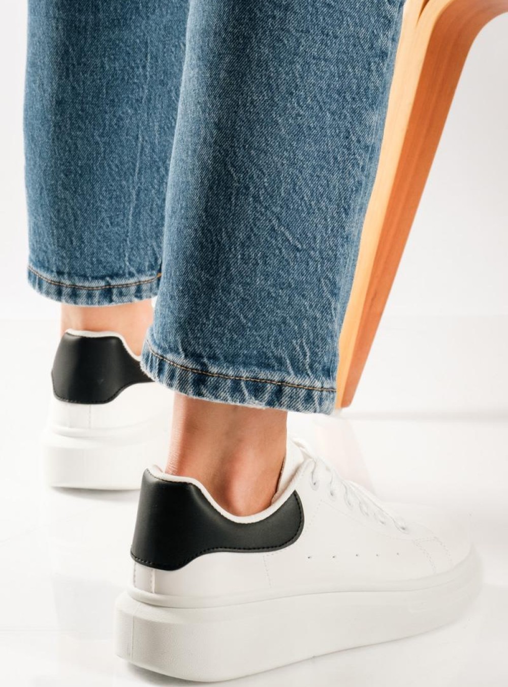 Δίσολα sneakers λευκά με μαύρη λεπτομέρεια στη φτέρνα ΑΣΠΡΟ/ΜΑΥΡΟ Δίσολα sneakers λευκά με μαύρη λεπτομέρεια στη φτέρνα ΑΣΠΡΟ/ΜΑΥΡΟ