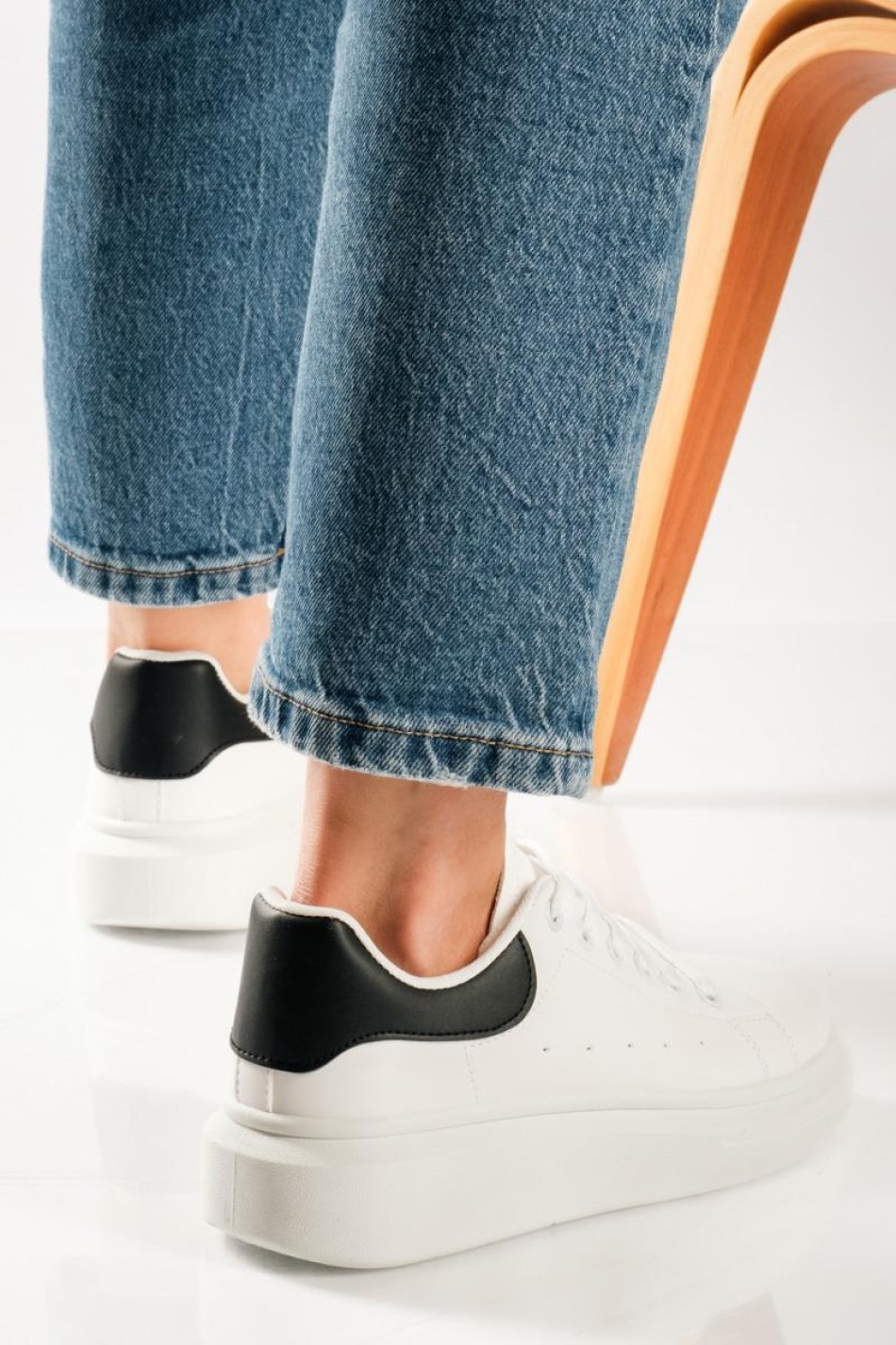 Δίσολα sneakers λευκά με μαύρη λεπτομέρεια στη φτέρνα ΑΣΠΡΟ/ΜΑΥΡΟ Δίσολα sneakers λευκά με μαύρη λεπτομέρεια στη φτέρνα ΑΣΠΡΟ/ΜΑΥΡΟ