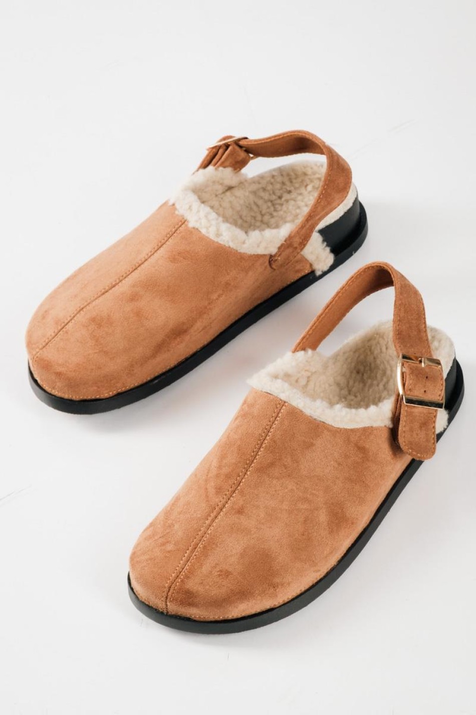 Suede clogs με εσωτερική γούνα και ρυθμιζόμενο λουράκι στο πίσω μέρος ΤΑΜΠΑ Suede clogs με εσωτερική γούνα και ρυθμιζόμενο λουράκι στο πίσω μέρος ΤΑΜΠΑ