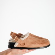 Suede clogs με εσωτερική γούνα και ρυθμιζόμενο λουράκι στο πίσω μέρος ΤΑΜΠΑ Suede clogs με εσωτερική γούνα και ρυθμιζόμενο λουράκι στο πίσω μέρος ΤΑΜΠΑ