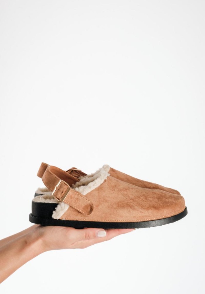 Suede clogs με εσωτερική γούνα και ρυθμιζόμενο λουράκι στο πίσω μέρος ΤΑΜΠΑ