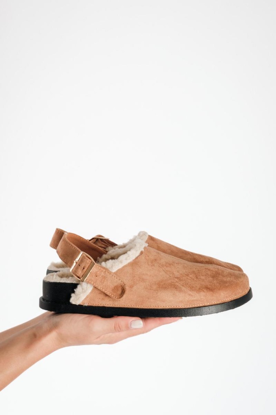 Suede clogs με εσωτερική γούνα και ρυθμιζόμενο λουράκι στο πίσω μέρος ΤΑΜΠΑ Suede clogs με εσωτερική γούνα και ρυθμιζόμενο λουράκι στο πίσω μέρος ΤΑΜΠΑ
