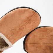Suede clogs με εσωτερική γούνα και ρυθμιζόμενο λουράκι στο πίσω μέρος ΤΑΜΠΑ Suede clogs με εσωτερική γούνα και ρυθμιζόμενο λουράκι στο πίσω μέρος ΤΑΜΠΑ